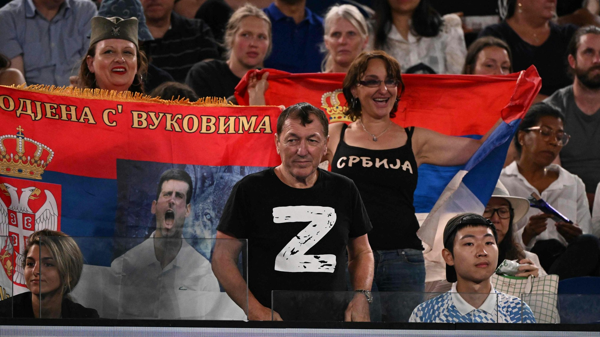 Ein russischer Sympathisant zeigt sich während des Viertelfinales zwischen Novak Djokovic und Andrej Rublew mit dem „Z“ auf der Brust.