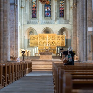 Blick auf einen nahezu leeren Altarraum. Die Zahl der Kirchenaustritte in Nordrhein-Westfalen ist im vergangenen Jahr in die Höhe geschnellt.