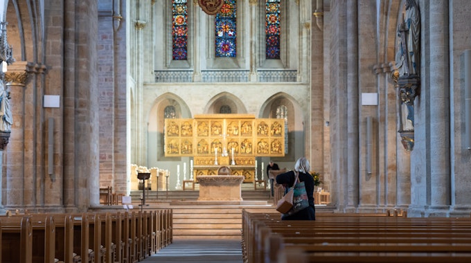 Blick auf einen nahezu leeren Altarraum. Die Zahl der Kirchenaustritte in Nordrhein-Westfalen ist im vergangenen Jahr in die Höhe geschnellt.