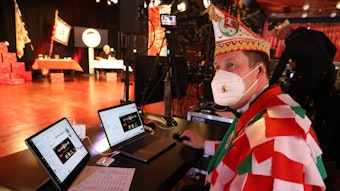 KG-Vorsitzender Frank Haag in der Regie der Radio-Show Karneval ’21.