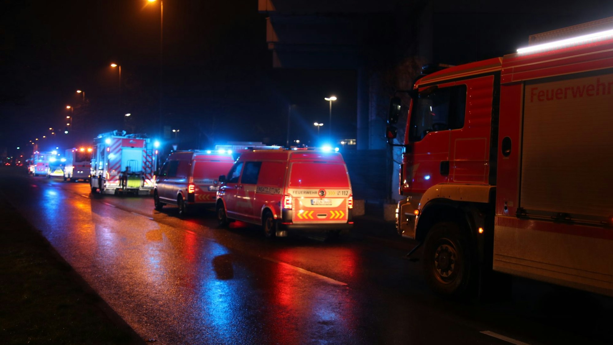 Die Kölner Feuerwehr war am Donnerstagabend bei einem Brand am Uni-Center in Köln im Einsatz.