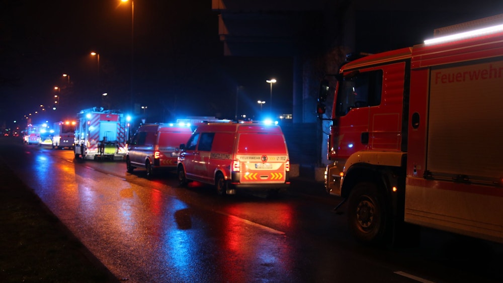 Die Kölner Feuerwehr war am Donnerstagabend beim Brand im Uni-Center in Köln.