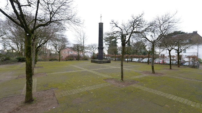 Der Deutsche Platz mit Bäumen und einem Denkmal.