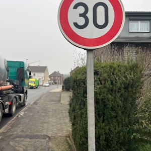Ein Tempo-30-Schild auf der Weilerswister Straße ermahnt die Verkehrsteilnehmer zu angepasster Geschwindigkeit.