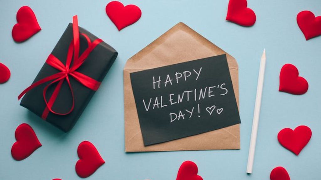 Valentinstagskarte mit handgeschriebenem Text und Gift Box, von roten Herzen umgeben
