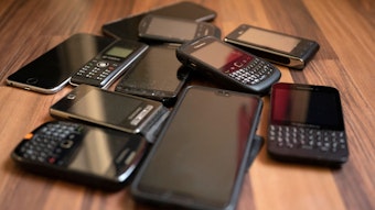 Ungenutzte Handys liegen auf dem Boden.