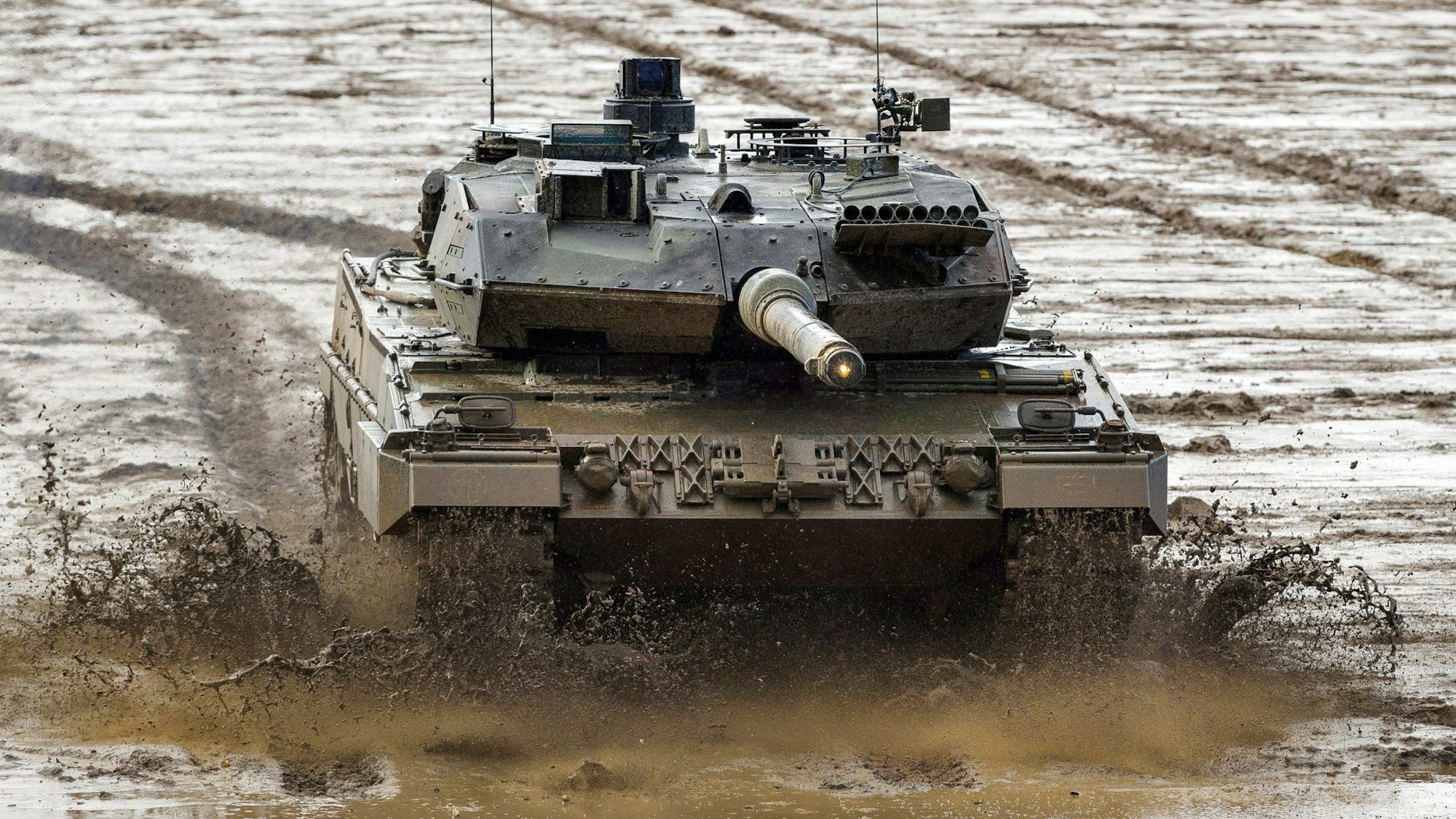 Ein Kampfpanzer der Bundeswehr vom Typ Leopard 2A6 fährt während einer Gefechtsvorführung über einen Übungsplatz im niedersächsischen Munster. Solche Panzer soll die Ukraine nun bekommen.