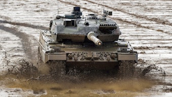 Ein Kampfpanzer der Bundeswehr vom Typ Leopard 2A6 fährt während einer Gefechtsvorführung über einen Übungsplatz im niedersächsischen Munster. Solche Panzer soll die Ukraine nun bekommen.
