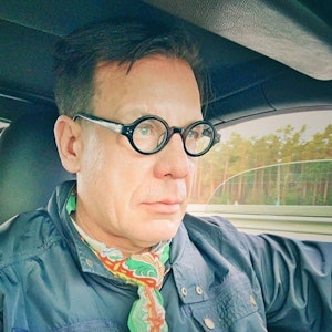 Sascha Henn, auf einem Instagram-Selfie, sitzt im Auto.