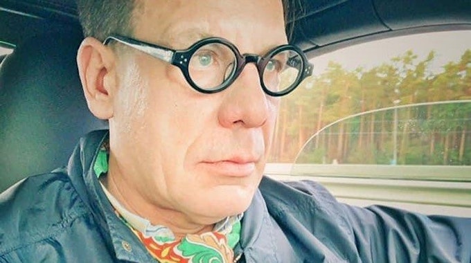 Sascha Henn, auf einem Instagram-Selfie, sitzt im Auto.