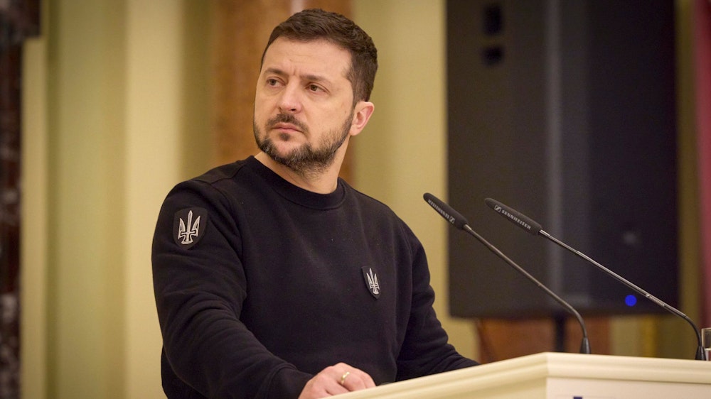 Wolodymyr Selenskyj, Präsidennt der Ukraine, steht an einem Rednerpult