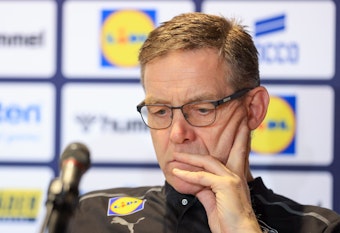 Deutschlands Trainer Alfred Gislason sitzt nach der Niederlage in der Pressekonferenz.