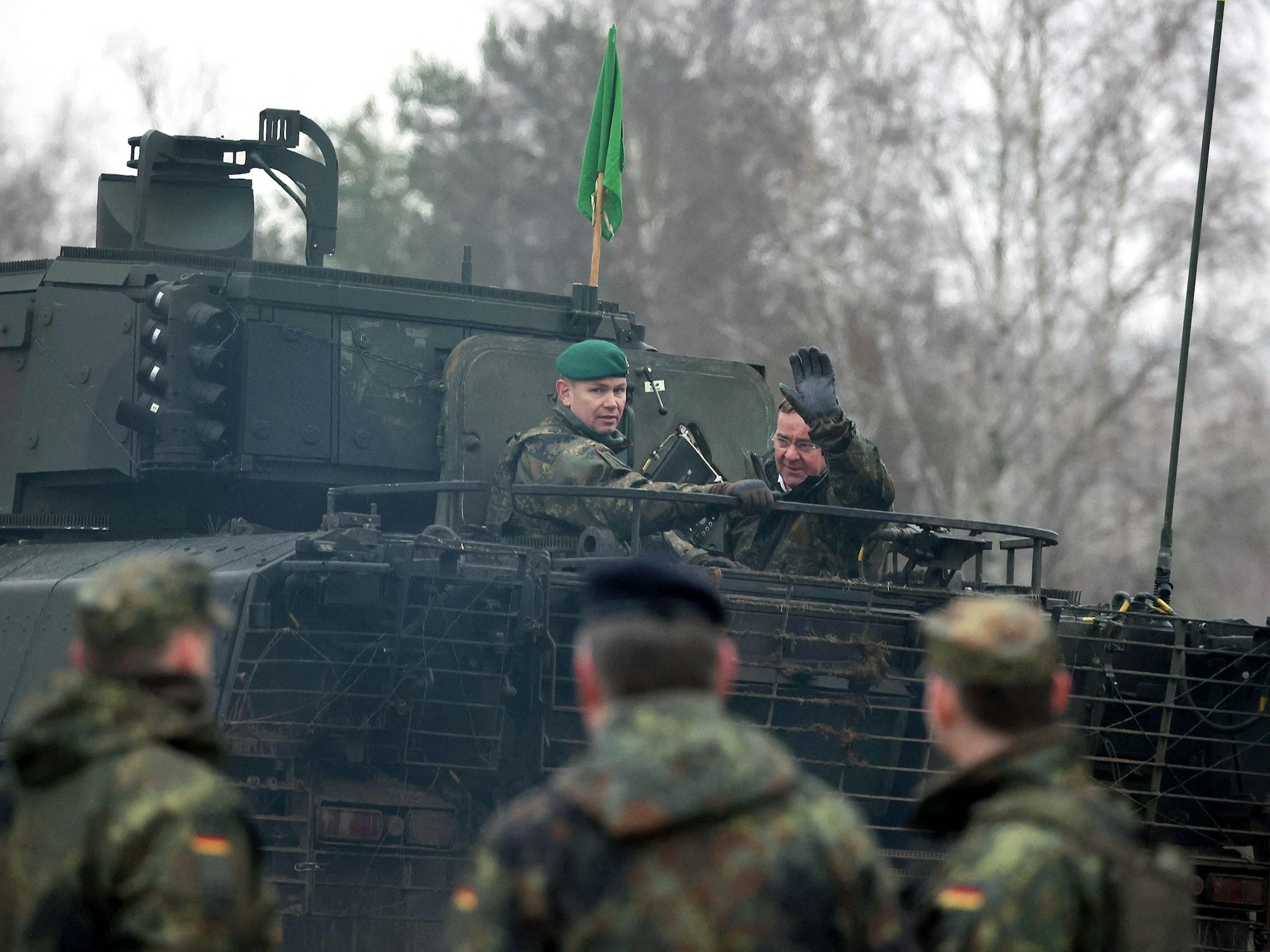 Der neue deutsche Verteidigungsminister Boris Pistorius (r.) winkt der Truppe auf dem Truppenübungsplatz Altengrabow von einem Schützenpanzer Puma aus zu.