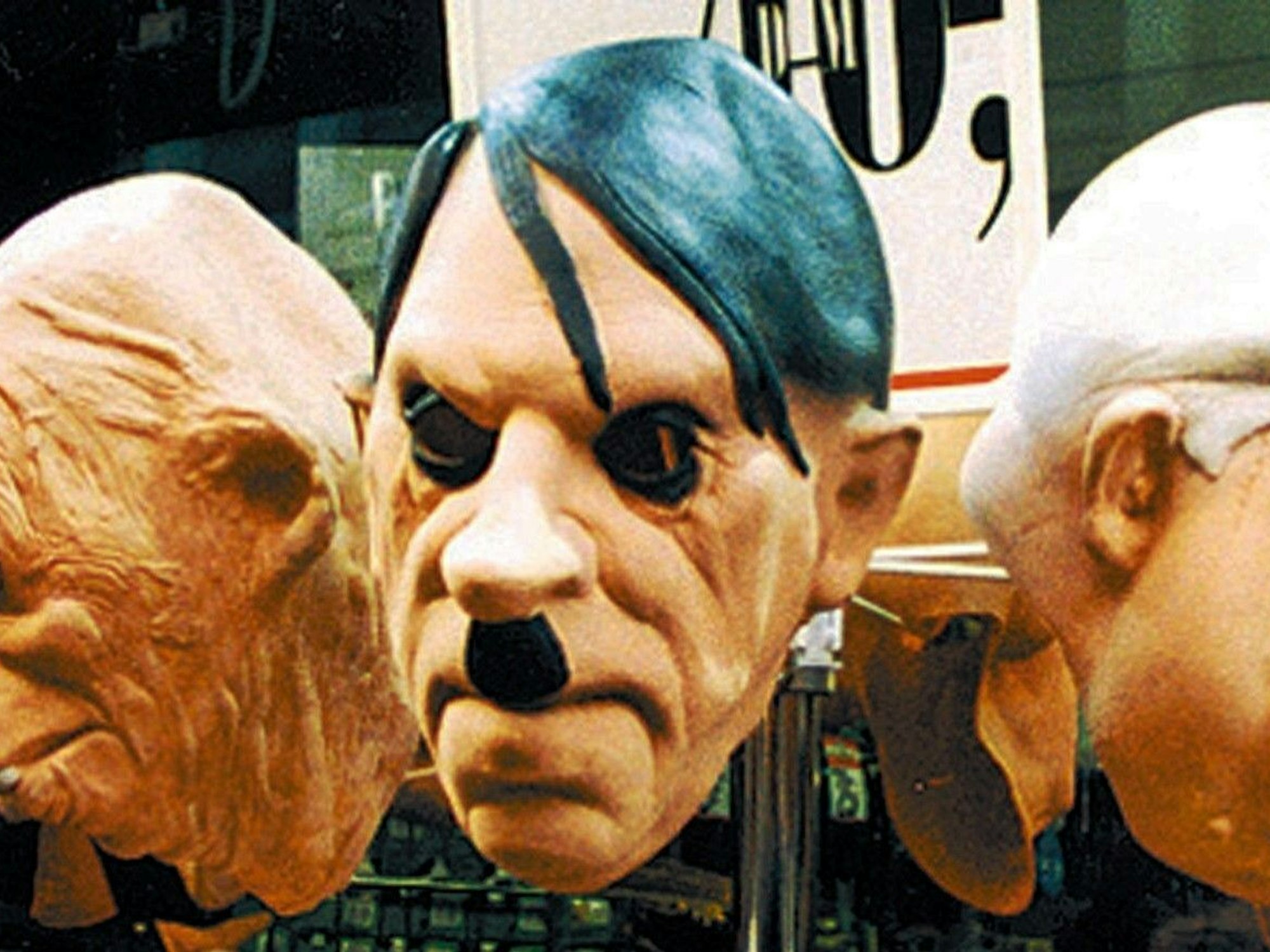 Eine Hitler-Maske, die 1998 in Köln beschlagnahmt wurde.