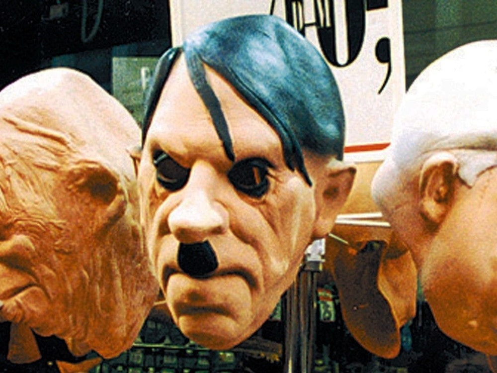 Ein Hitler-Maske, die 1998 in Köln beschlagnahmt wurde.
