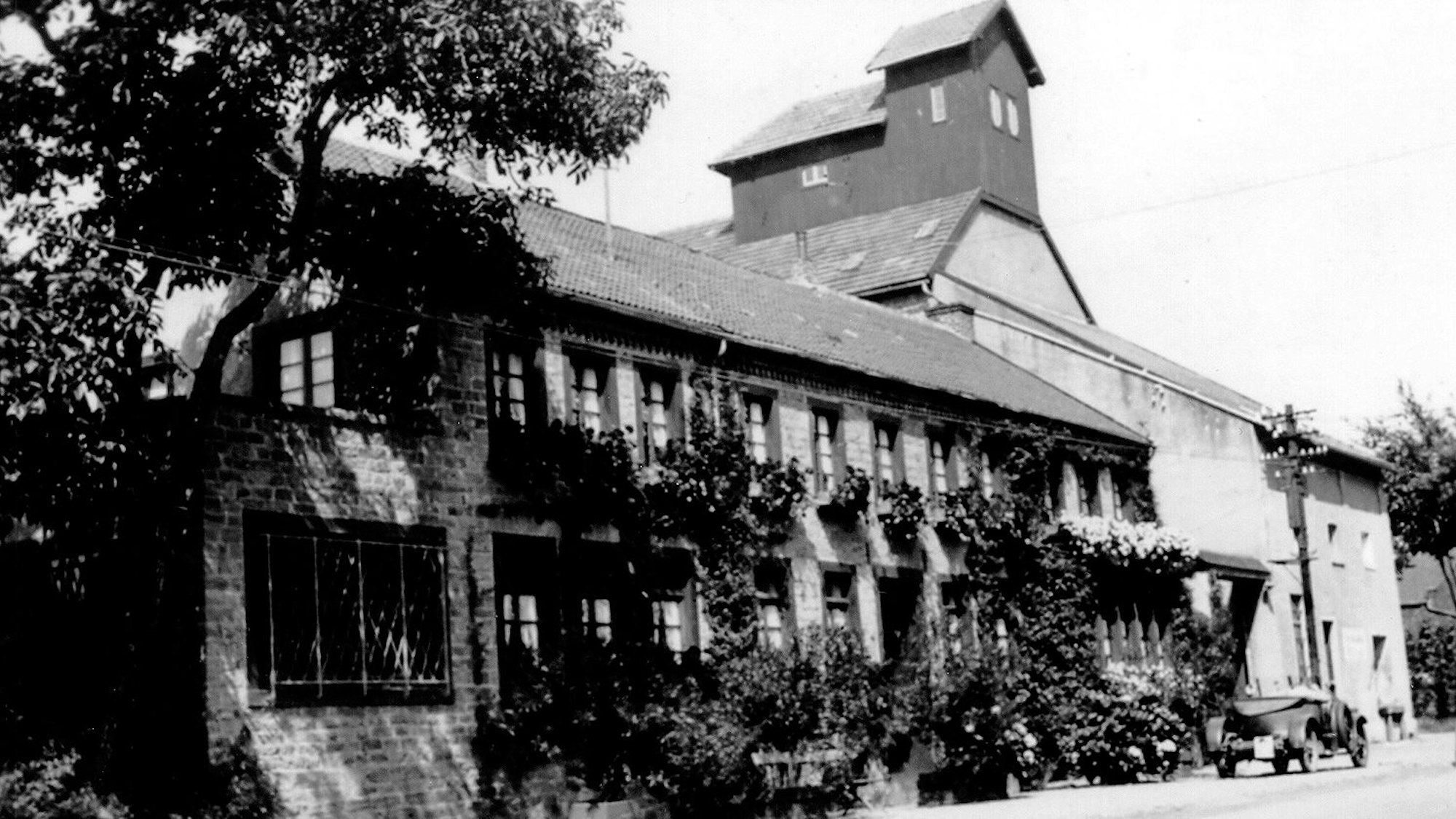 Das historische Foto zeigt die Villa, in der die Familie Levano lebte.