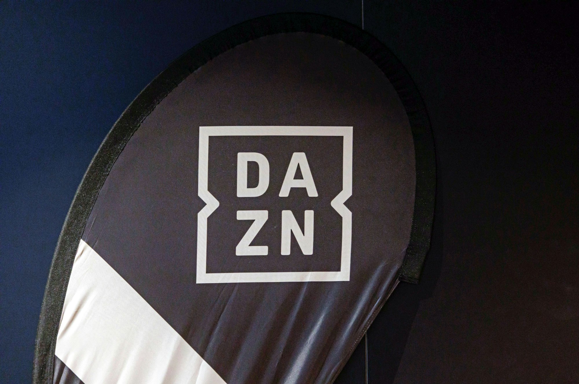 Das DAZN-Logo auf einemBanner.