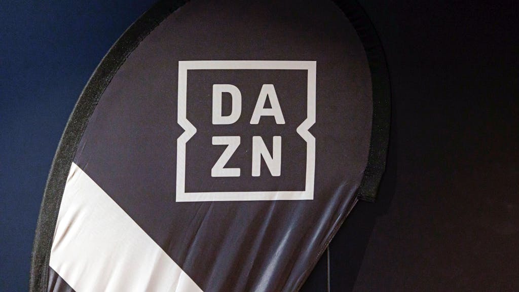 Das DAZN-Logo auf einem&nbsp;Banner.