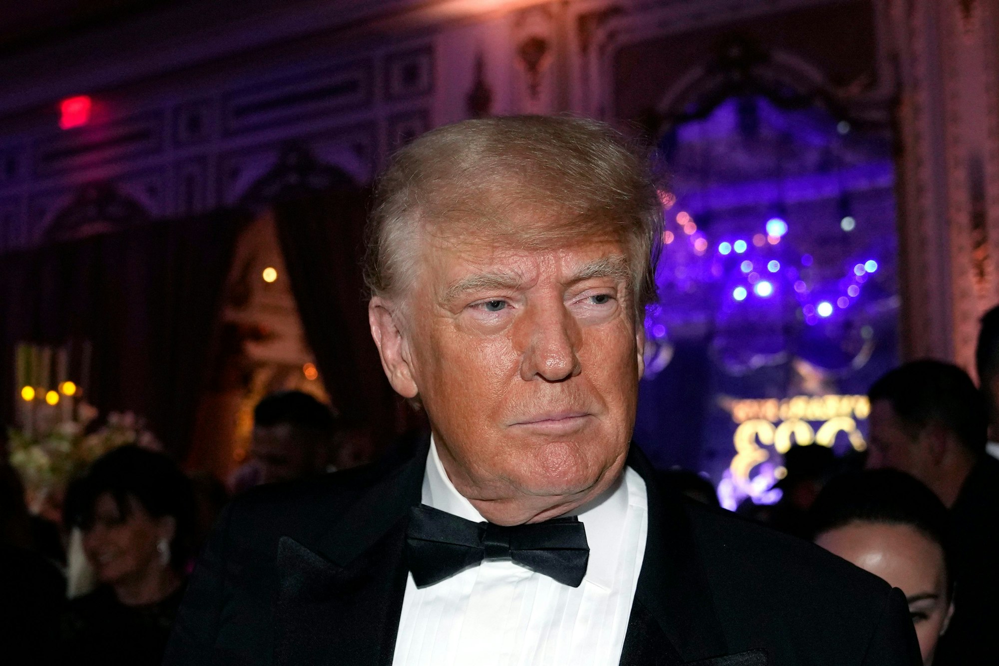 Donald Trump, ehemaliger Präsident der USA, im Anzug mit Fliege