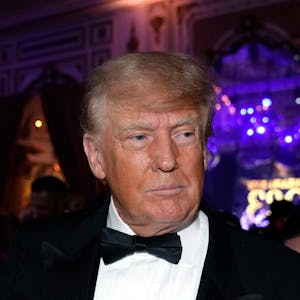 Donald Trump, ehemaliger Präsident der USA, im Anzug mit Fliege