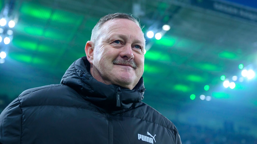 Roland Virkus, Sportdirektor bei Borussia Mönchengladbach, steht am 22. Januar 2023 am Spielfeldrand im Borussia-Park. Das Foto zeigt das Gesicht von Virkus und seine Jacke des Borussia-Ausrüsters Puma.