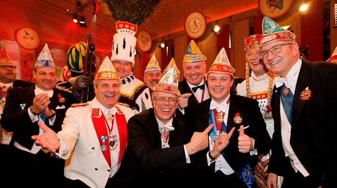 Prinzenproklamtion am 10.01.2020 im Gürzenich: Insgesamt neun Männer haben sich für ein Foto aufgestellt und grinsen in die Kamera.