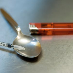 Utensilien, die zum Konsum von Heroin gebraucht werden, liegen auf einem Tisch.