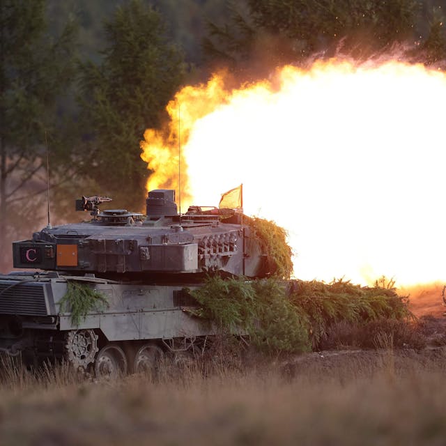 Ein Leopard 2 Panzer feuert einen explodierenden Schuss ab