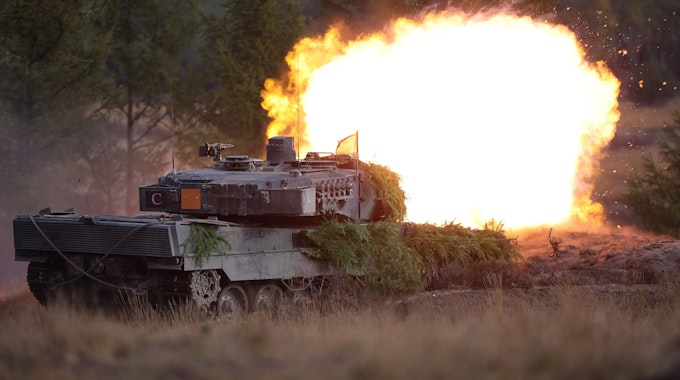 Ein Leopard 2 Panzer feuert einen explodierenden Schuss ab