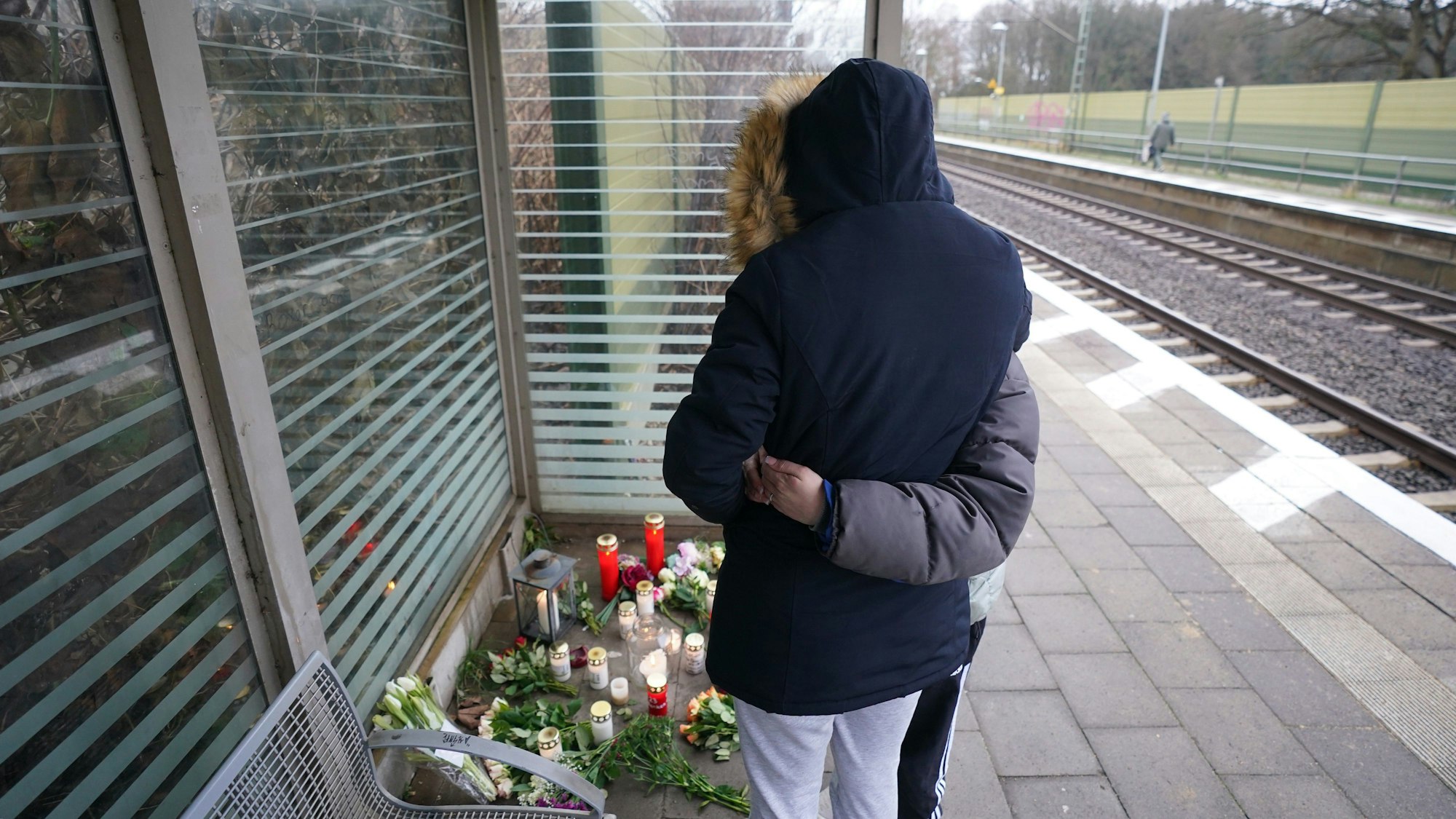 Passanten trauern um die Opfer auf dem Bahnsteig im Bahnhof von Brokstedt. Bei einer Messerattacke in einem Regionalzug von Kiel nach Hamburg sind am 25.01.2023 zwei Menschen getötet und sieben verletzt worden.