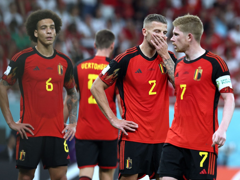 Belgien gegen Marokko 0:2 - Axel Witsel (l-r), Toby Alderweireld und Kevin De Bruyne reagieren nach der Niederlage.