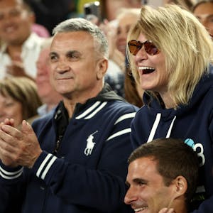 Srdjan Djokovic und Mutter Dijana Djokovic klatschen und lachen beim Spiel ihres Sohnes.