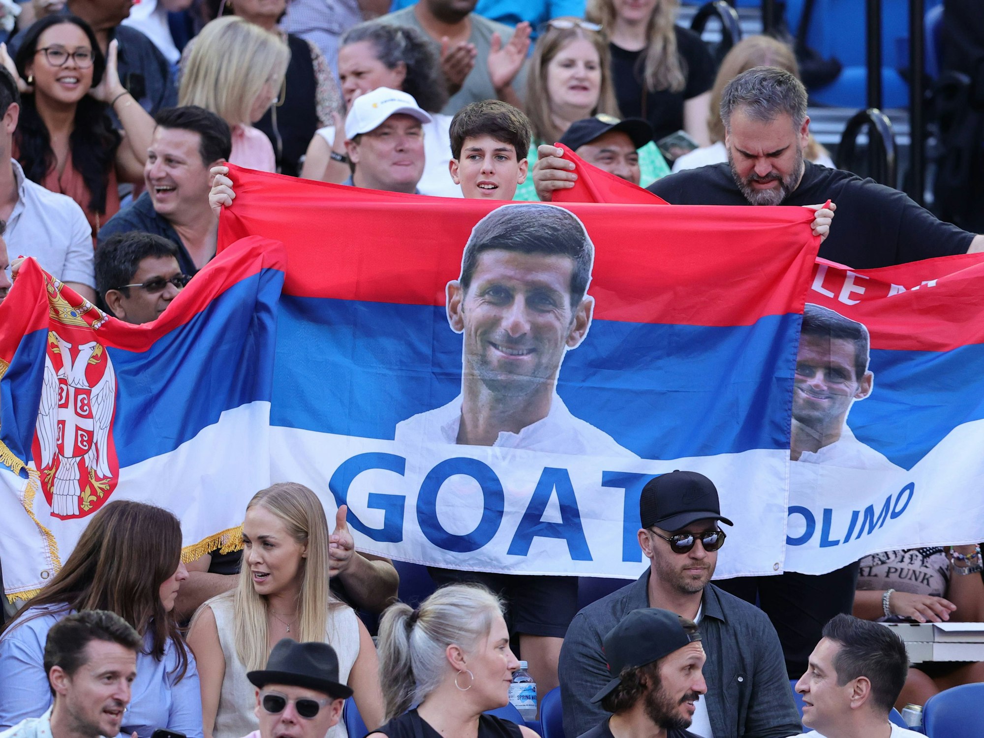 Fans von Novak Djokovic mit serbischen Flaggen.