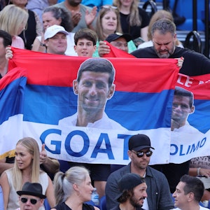 Fans von Novak Djokovic mit serbischen Flaggen.
