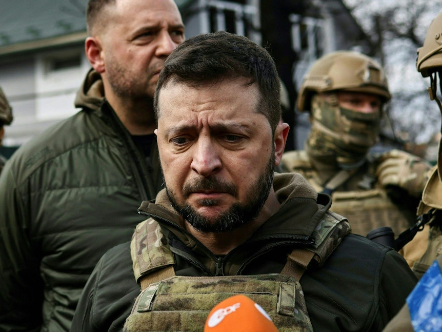 Wolodymyr Selenskyj ist bei seinem Besuch in Butscha im Frühjahr 2022 anzusehen, welchen Tribut der Krieg von ihm fordert.