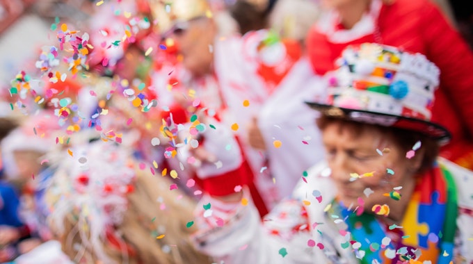Jecken feiern den Auftakt der Karnevalssession auf dem Heumarkt.