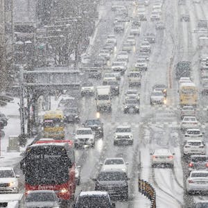 Fahrzeuge fahren im Schnee in Suwon, Südkorea.