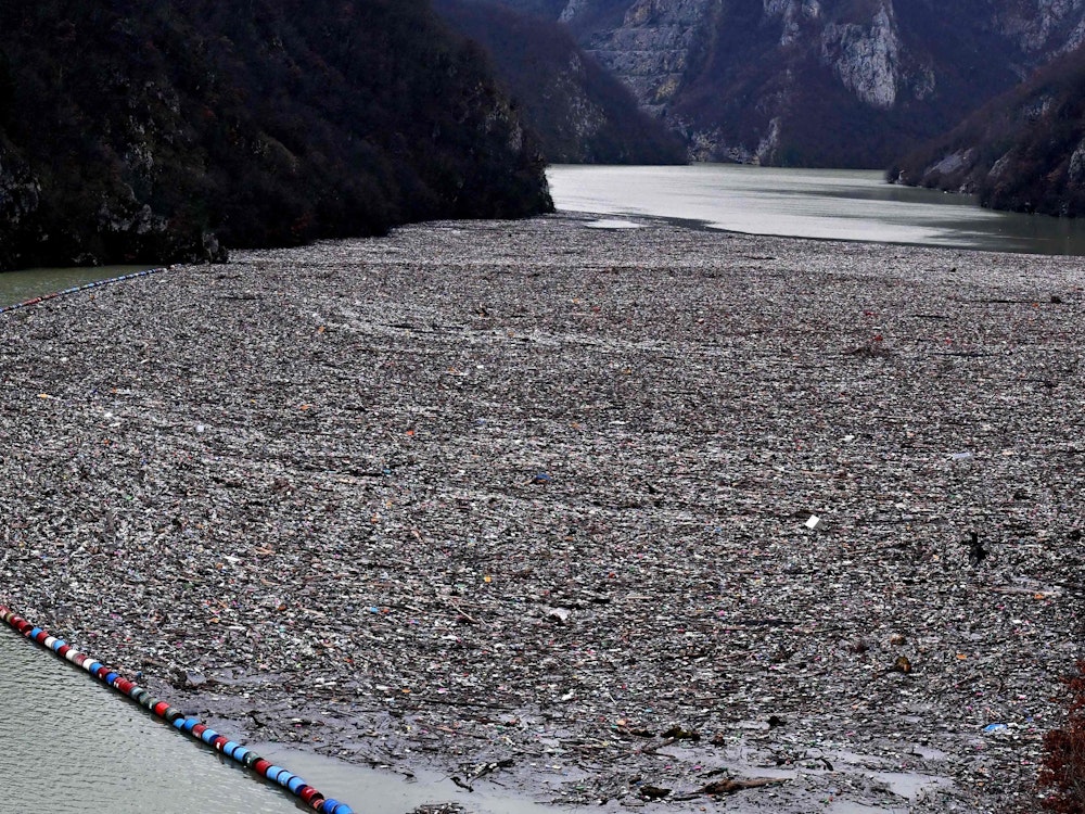 In Bosnien ereignet sich derzeit eine Umweltkatastrophe. Der Fluss Drina entspringt, der in Montenegro entspringt und sich über hunderte Kilometer an der Grenze zwischen Serbien und Bosnien entlangschlängelt, ist aktuell akut bedroht. Tausende Tonnen Müll treiben auf dem Gewässer und verschmutzen den See und verseuchen Ufer und Wasser.