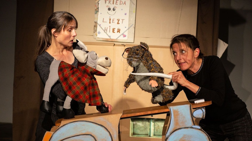 Zwei Schauspielerinnen bei einer Aufführung des Theaterstücks „Ohne Worte" der Engel&Esel-Produktionen, beide spielen Handpuppen