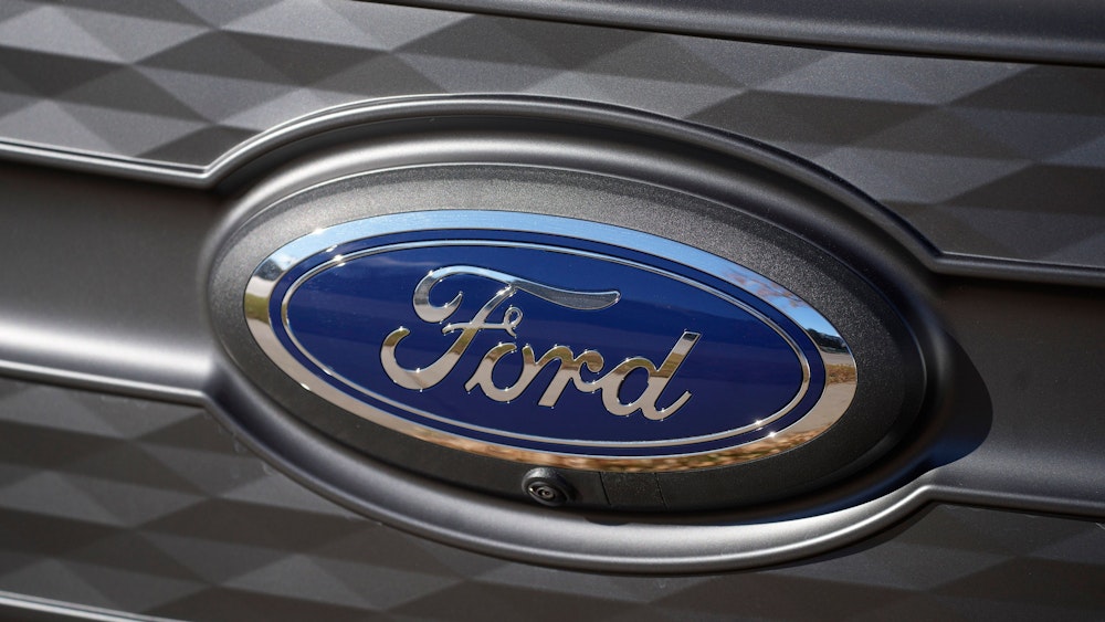 Das Firmenlogo von Ford leuchtet auf dem Kühlergrill eines unverkauften Pickups vom Typ F-150 Lightning bei einem Ford-Händler im Südosten von Denver.