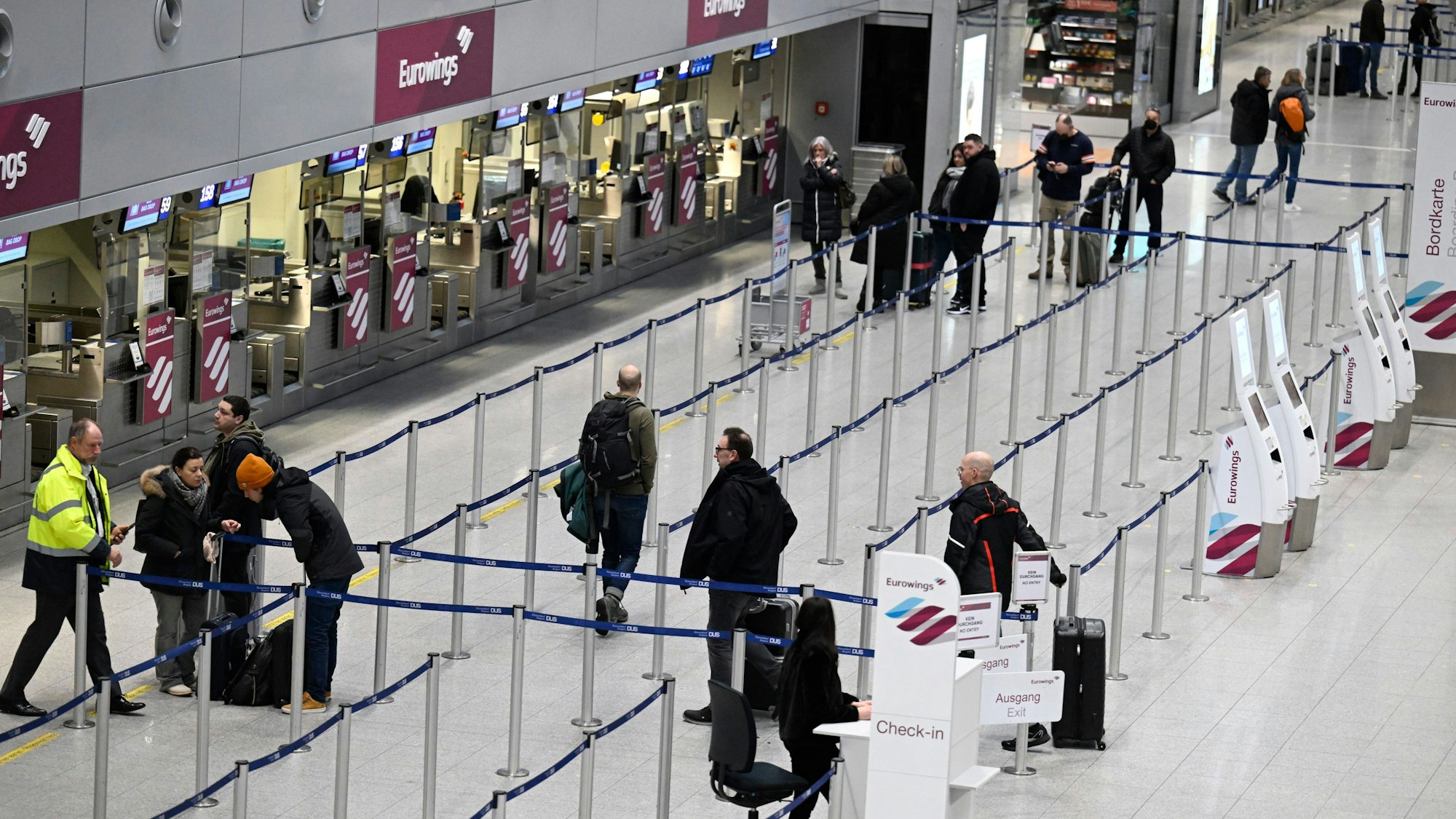 Düsseldorfer Airport: Leerer Check-In Schalter von Eurowings, nachdem Beschäftigte der Abfertigung des Flughafens streiken seit Freitagmorgen.
