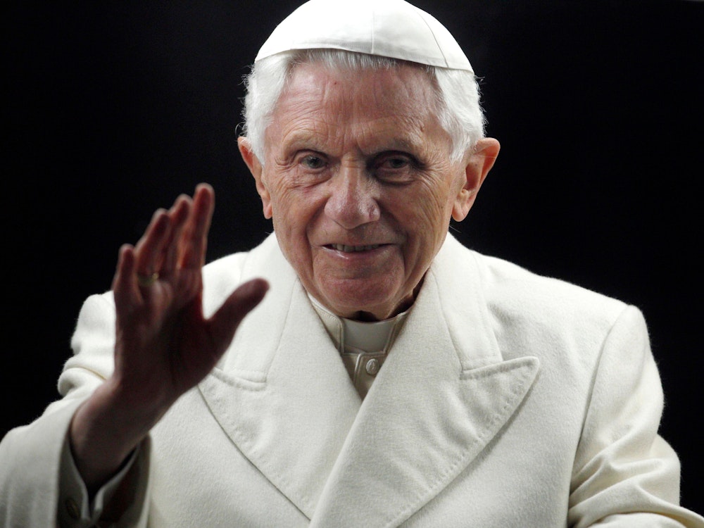 Der damalige Papst Benedikt XVI. segnet die Gläubigen, als er am 31. Dezember 2011 auf dem Petersplatz im Vatikan eintrifft, um die Weihnachtskrippe zu segnen.