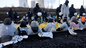 Aktivisten blockieren am 17. Januar Bahnschienen zum RWE-Braunkohlekraftwerk Neurath II.