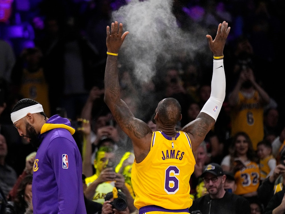 LeBron James von den Los Angeles Lakers schmeißt vor einem Spiel Puder in die Luft.