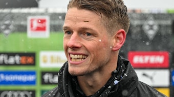 Jonas Omlin, Torhüter von Borussia Mönchengladbach, hier am 20. Januar 2023 in einer Medienrunde am Trainingsplatz im Borussia-Park. Sein Gesicht ist in Nahaufnahme zu sehen, er lächelt breit und freut sich.