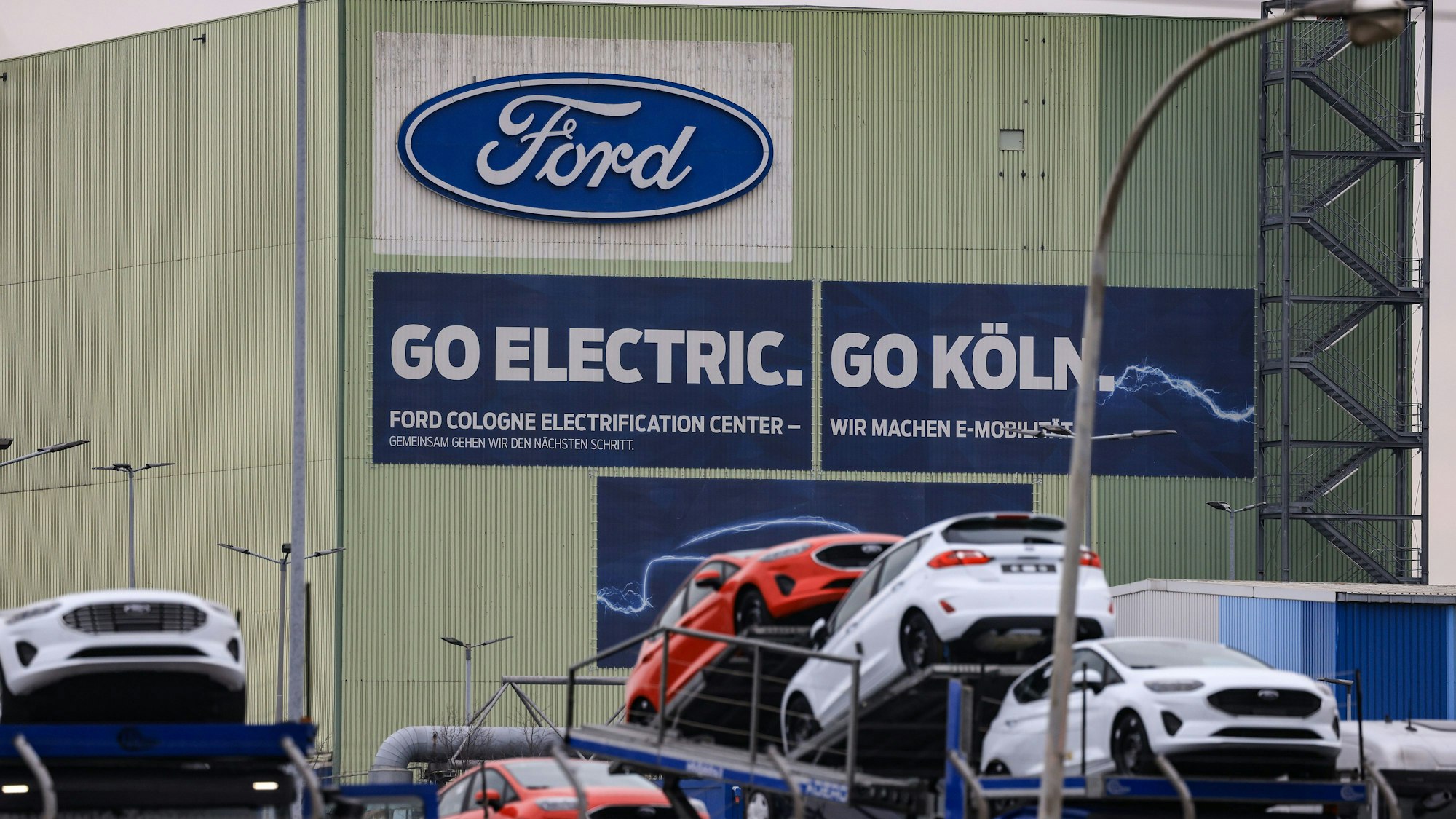 Das Ford-Logo prangt auf der Außenfassade eines Ford-Werks.