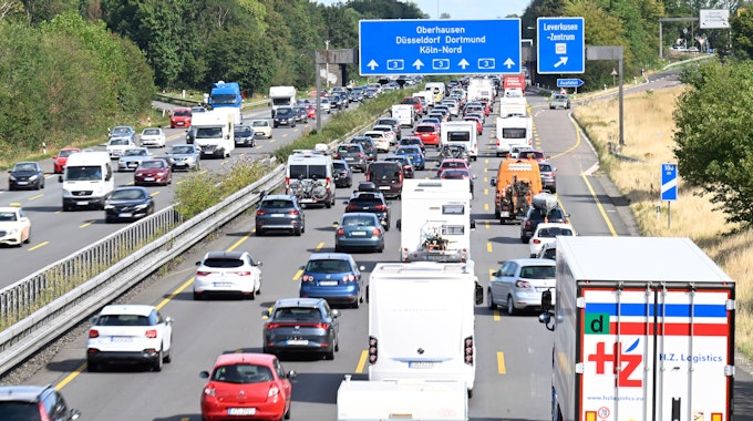 Reger Verkehr auf der Autobahn A3 am Leverkusener Kreuz. (Symbolbild)