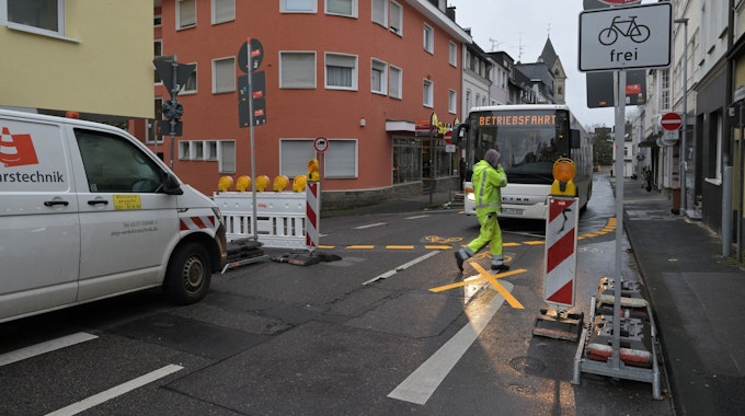 Ein Transporter steht vor einem Durchfahrt-Verboten-Schild in Bergisch Gladbach, ihm gegenüber steht ein Bus, davor ein Fußgänger.