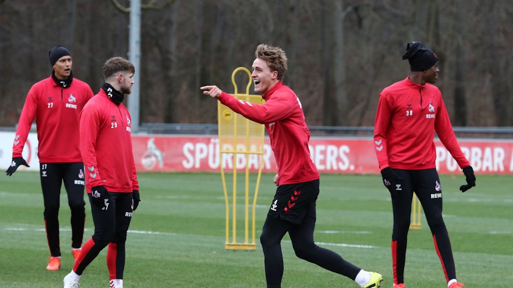 Timo Hübers feiert ein Tor im Training des 1. FC Köln.
