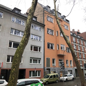 Mehr als 20 Parteien wohnen in dem orangefarbenen Haus Beethovenstraße 8. Auch eine Gemeinschaftspraxis hat hier ihren Sitz.